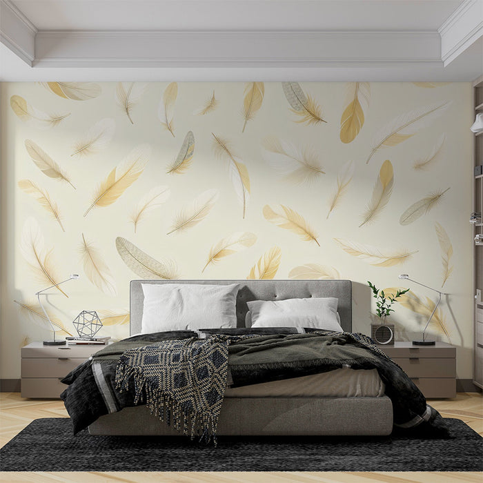 Papel pintado blanco y dorado | Plumas doradas sobre fondo crema