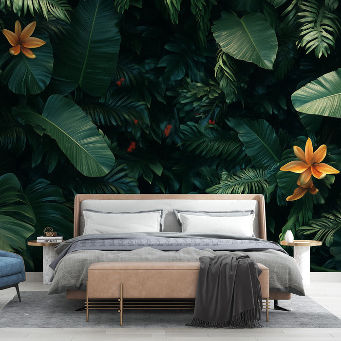 Carta da parati tropicale | Folti fogliame e fiori arancioni