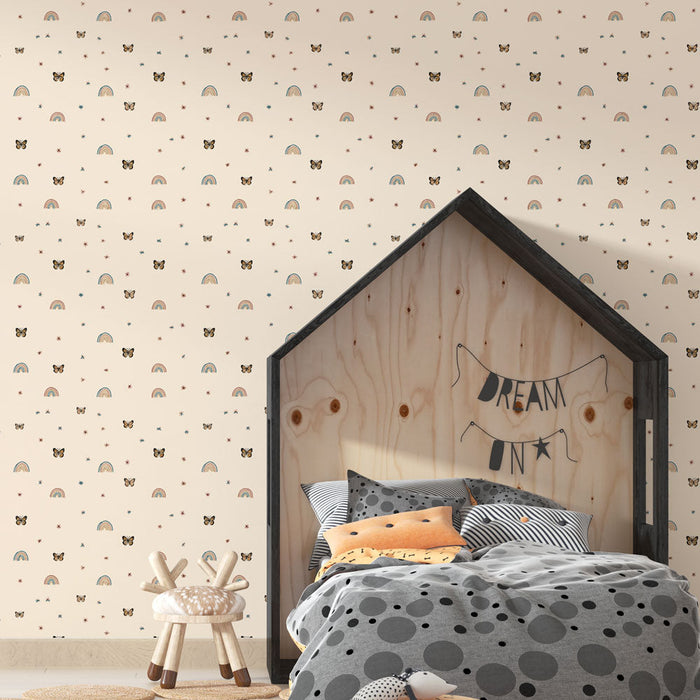 Barvita tapeta in metulji | Igriv vzorec metuljev in mavric na kremnem ozadju