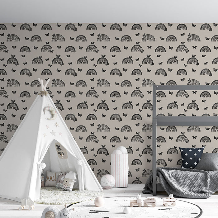 Papel pintado de arcoíris y mariposa | Patrones juguetones en un fondo neutral