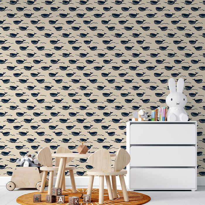 Tapete Wale | Verspieltes Muster kleiner blauer Wale auf hellem Hintergrund