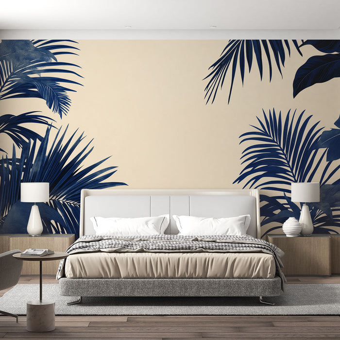 Tapet bej cu modele de frunziș tropical | Frunze albastru marin contrastante pe un fundal bej subtil
