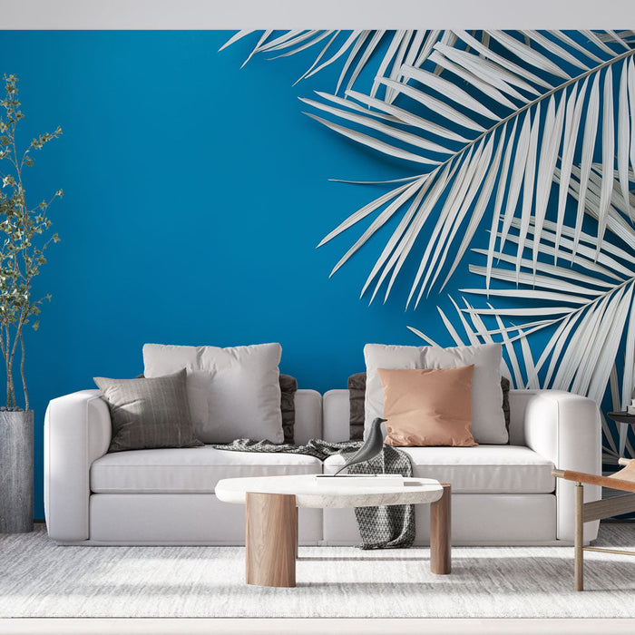 Tapete tealblau | Weiße Palmblätter auf blauem Hintergrund