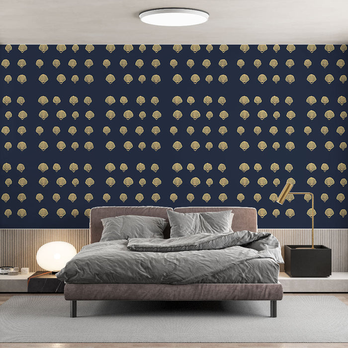 Tapeta z morsko školjko | Ponavljajoči se vzorec zlatih školjk na temno modrem ozadju