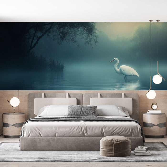 Fototapet κύκνος στην ομίχλη | Σιλουέτα ενός κομψού λευκού κύκνου στην ακτή του νερού σε ομίχλη ατμόσφαιρα