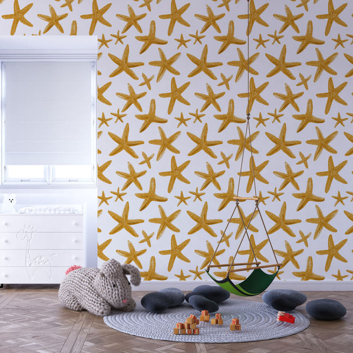 Tapete με αστερίες της θάλασσας | Διασκεδαστικό μοτίβο με χρυσά αστερίες σε λευκό φόντο