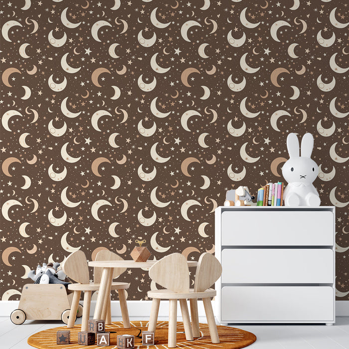 Tapeta sa zvijezdama i mjesecima | Igrački uzorak nebeskih tijela na smeđoj pozadini
