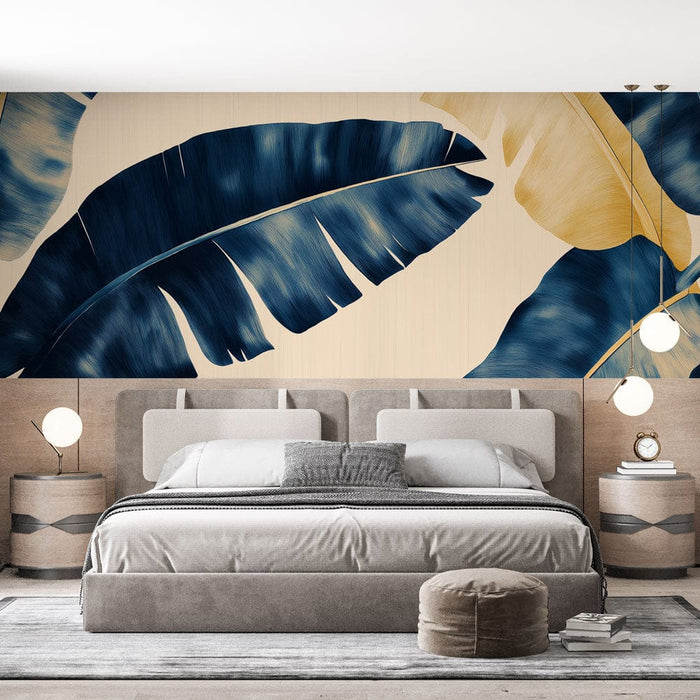 Foto Behang bananenblad | Grote donkerblauwe en gouden bladeren op een lichte achtergrond
