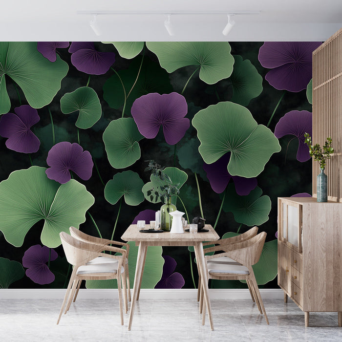 Fototapet blader og blomster | Frodig mønster av grønne blader og lilla blomster på en mørk bakgrunn