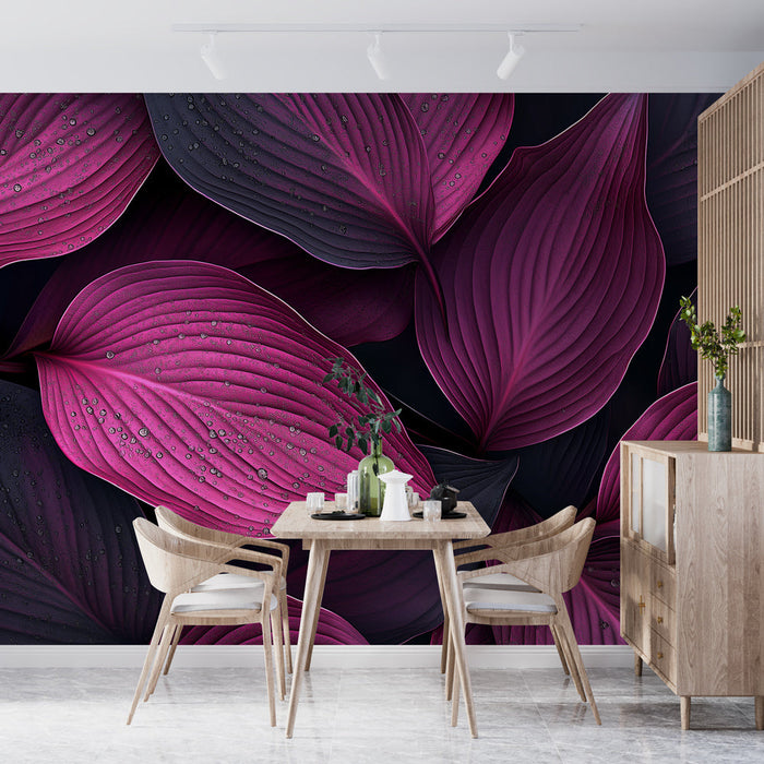 Foto Behang paarse bladeren | Elegante bladeren met waterdruppels