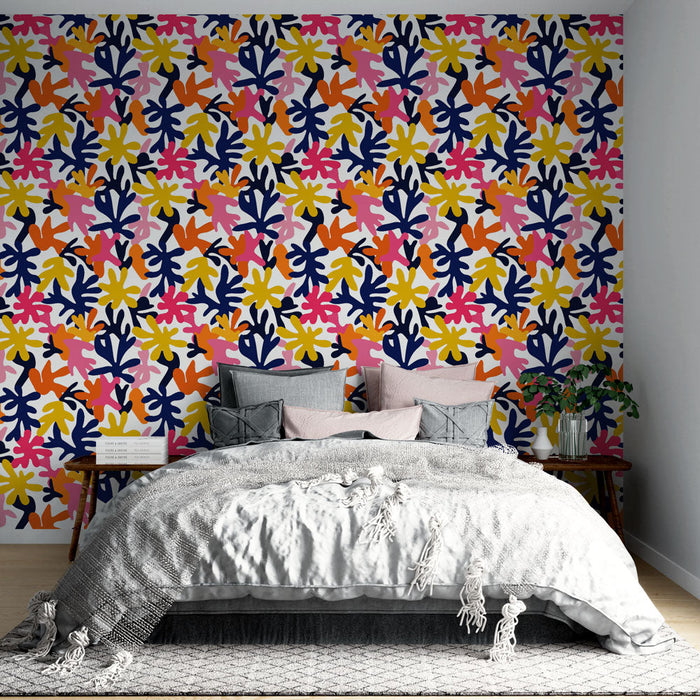 Tapete šareni cvjetni motiv | Živopisni uzorak višebojnih listova i cvijeća na bijeloj pozadini