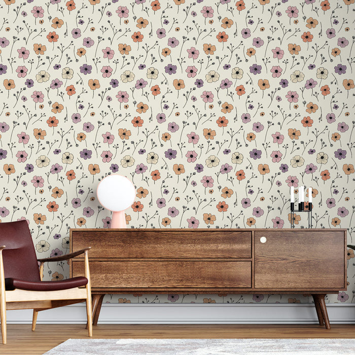 Tapet mural cu un motiv floral delicat pe un fundal crem