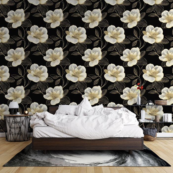 Tapetti valkoisilla ja kultaisilla kukilla | kukkakuvio mustalla taustalla