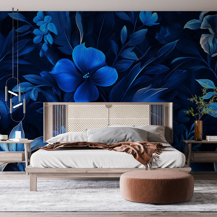 Tapete Blaue Blumen | Blumenmuster auf dunklem Hintergrund