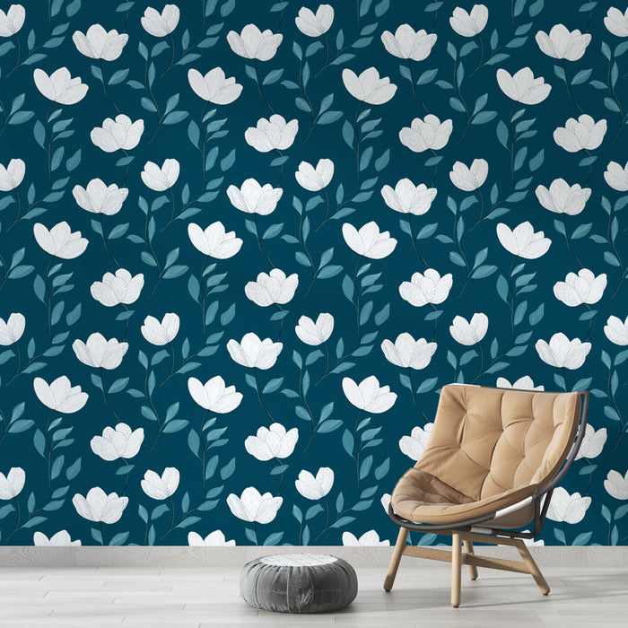 Papel pintado floral azul oscuro | Flores blancas sobre fondo azul profundo con sutil follaje