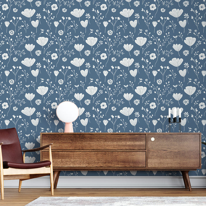Fototapete florales Blau | Weißes Blumenmuster auf blauem Hintergrund