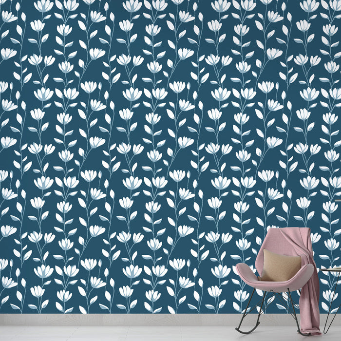 Fototapet cvetlični modri | Beli cvetni vzorec na globoko modrem ozadju