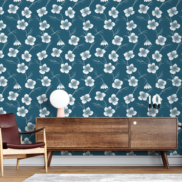 Fototapet cvetlični modri | Eleganten vzorec belih cvetov na globoko modrem ozadju