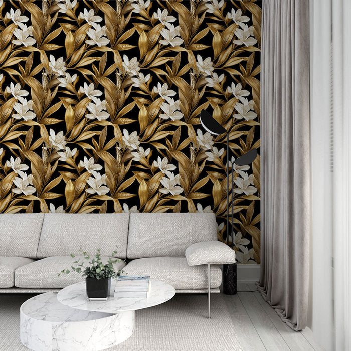 Tapeta s květinovým vzorem v zlaté barvě | Elegantní vzor bílých květů a zlatého listí na černém pozadí