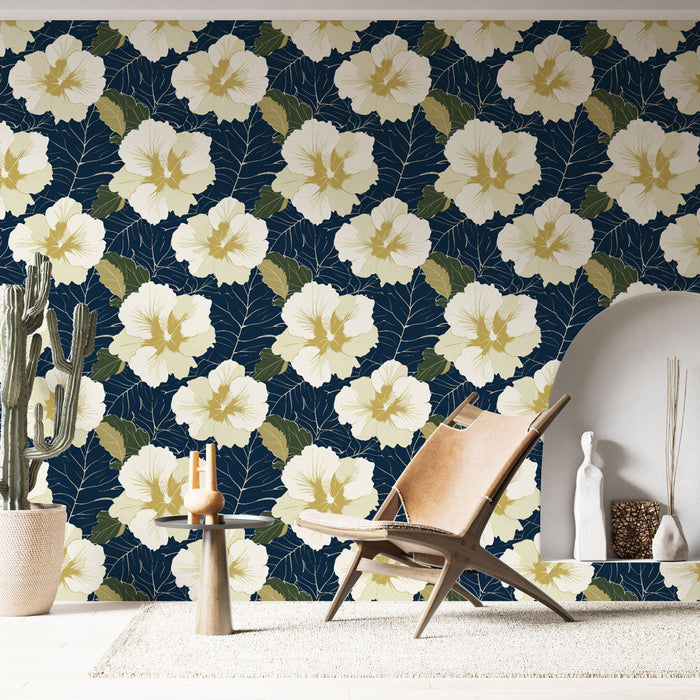 Tapetti kukkakuvioitu | Valkoisia kukkia ja lehtiä keskiyön sinisellä taustalla