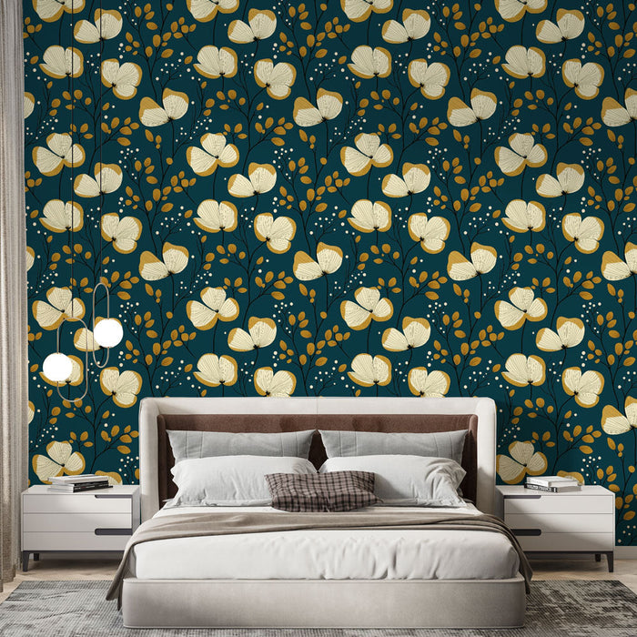Papel pintado floral | Flores delicadas y follaje dorado sobre un fondo azul profundo