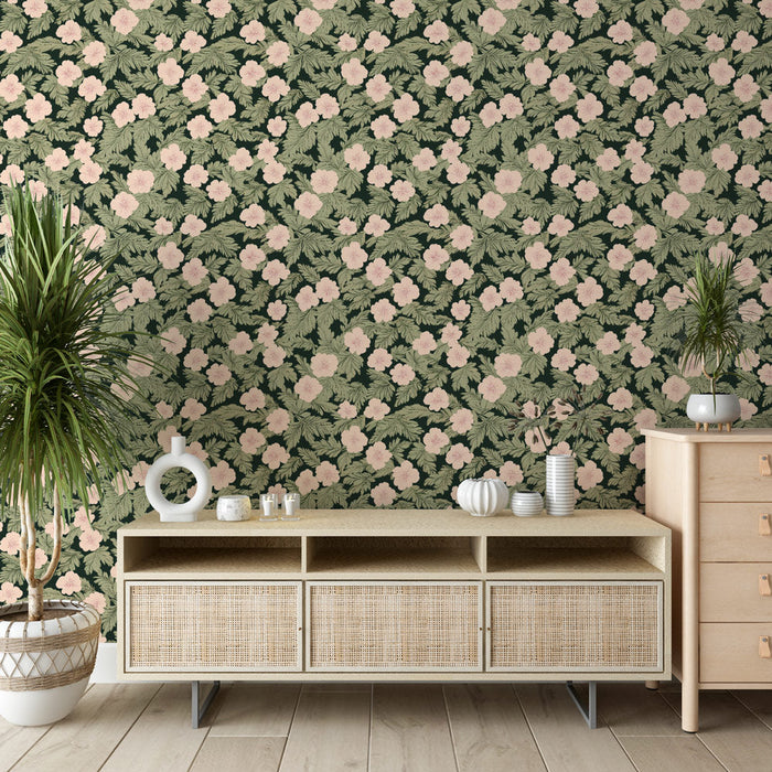 Kukkakuvioinen tapetti | Vaaleanpunaiset kukat tummanvihreällä taustalla