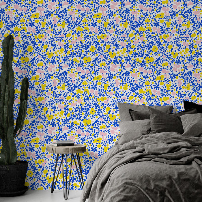 Fototapet blomstret flerfarget | Et mønster av delikate blomster på lys bakgrunn