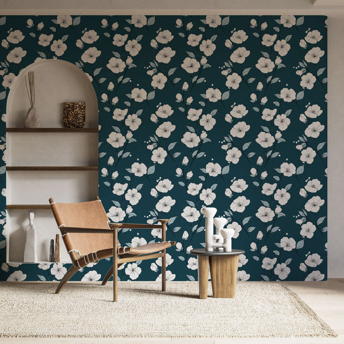 Florální tapeta na modrém pozadí | Elegantní bílé květiny s jemným listím