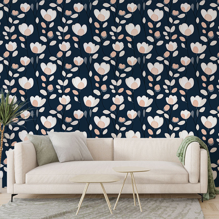 Tapetti kukkakuviolla keskiyön sinisellä taustalla | Hento kuvio valkoisista ja vaaleanpunaisista kukista