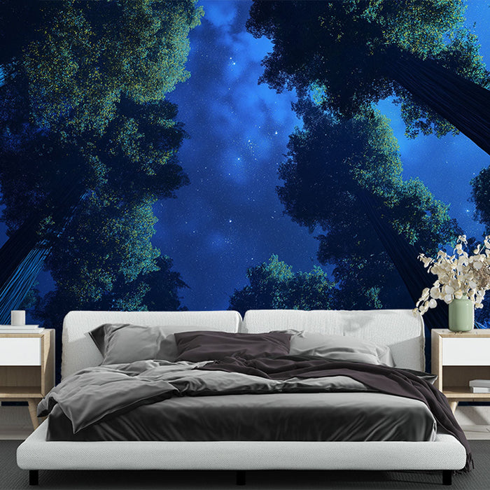 Fototapet gece ormanı | Yıldızlı bir gökyüzüne doğru ağaçların altından görünüm