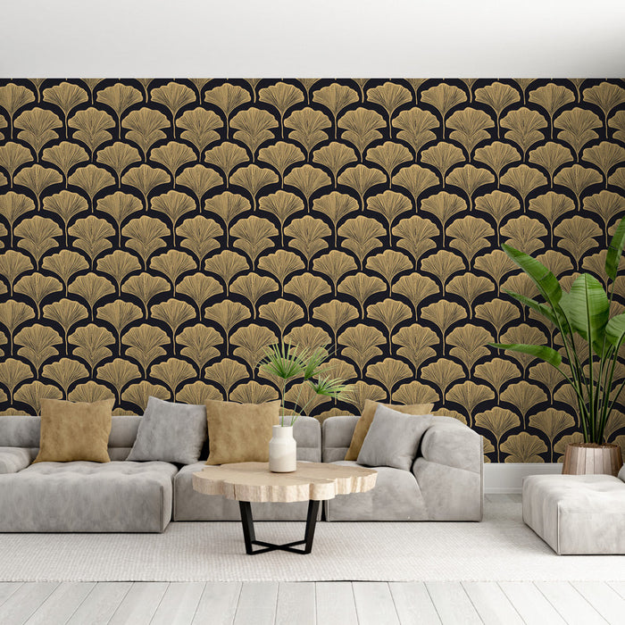 Papel de parede ginkgo dourado | Elegante motivo de folhas de ginkgo em um fundo preto