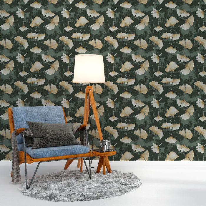 Papel de parede mural ginkgo | Folhas de ginkgo douradas em um fundo verde escuro