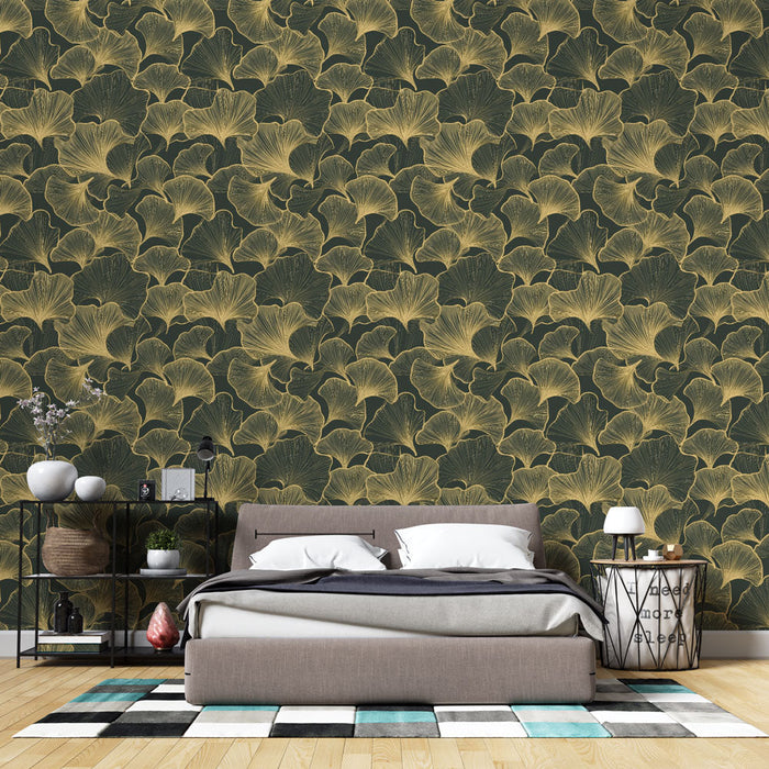 Tapet mural ginkgo | Model elegant de frunze de ginkgo aurii pe un fundal întunecat