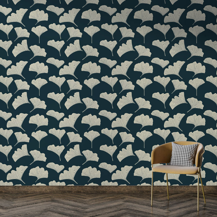 Tapete Ginkgo | Zarte Ginkgo-Blattmuster auf dunkelblauem Hintergrund