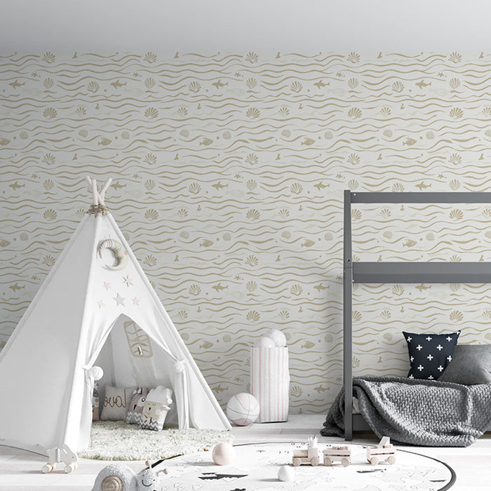 Papel de parede marinho | Padrões de ondas, peixes e conchas em tons de bege