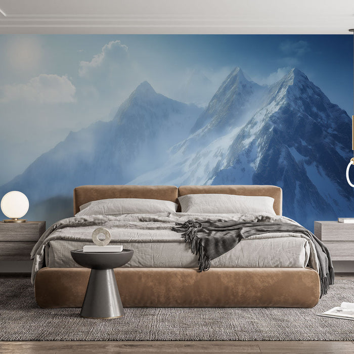 Снежна планина тапет | Алпийски пейзаж с мъгла и светлосиньо небе