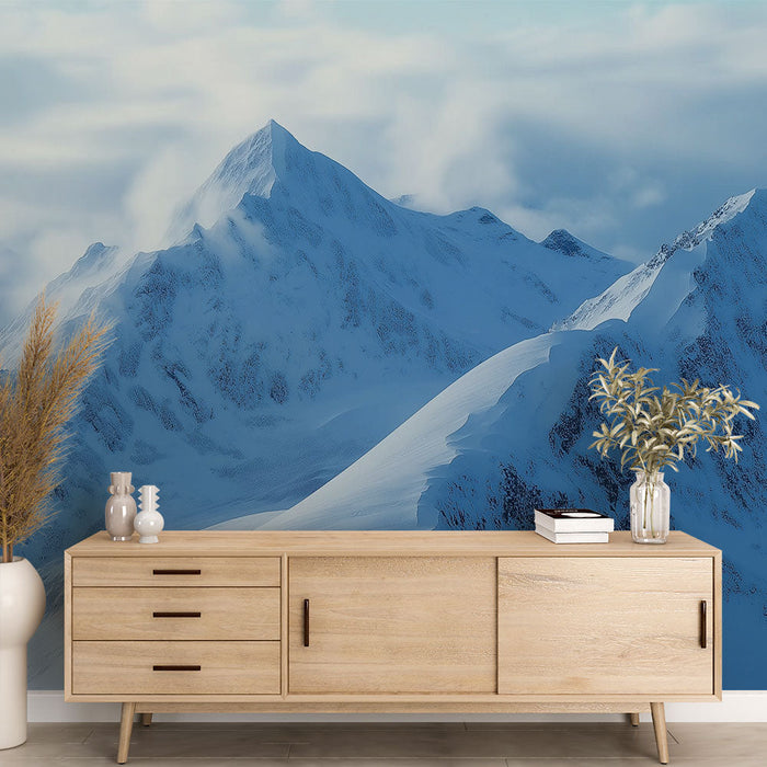 Ταπετσαρία χιονισμένα βουνά | Μεγαλοπρεπές αλπικό τοπίο κάτω από έναν συννεφιασμένο ουρανό
