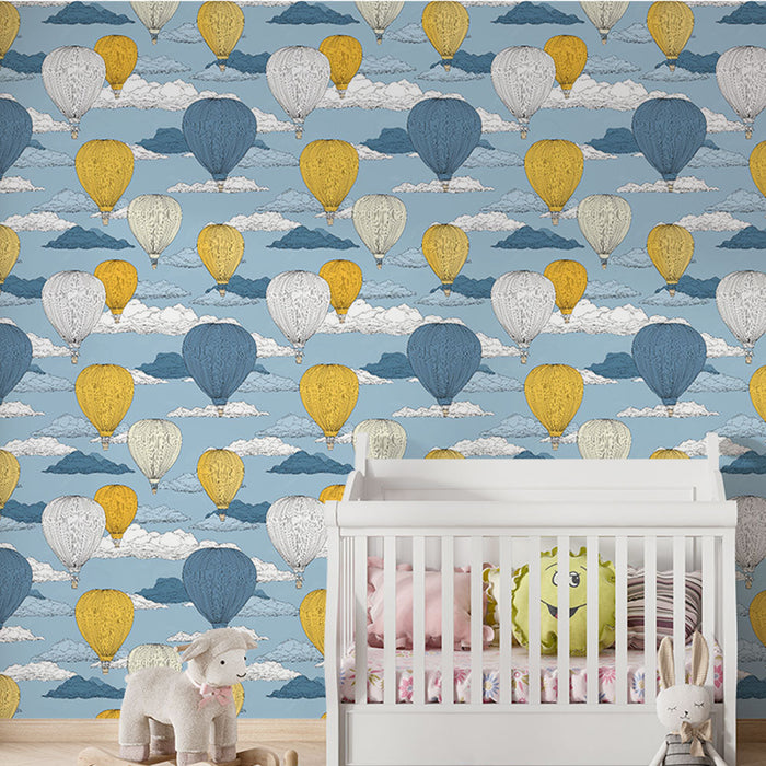 Tapeta balony na gorące powietrze | Kolorowy wzór balonów na gorące powietrze pośrodku chmur