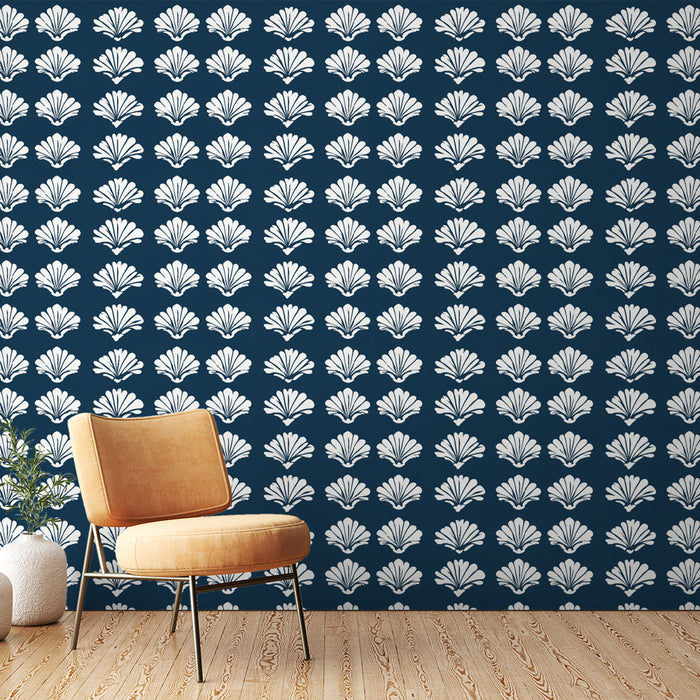 Tapete με μοτίβα κοχύλια | Κομψά λευκά κοχύλια σε μπλε βαθύ φόντο