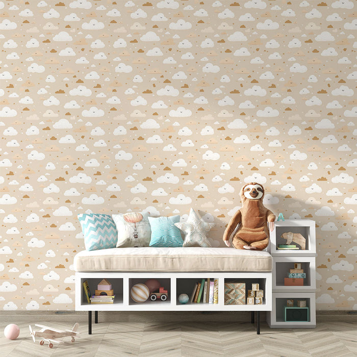 Carta da parati nuvole | Motivi di piccole nuvole sorridenti su sfondo beige