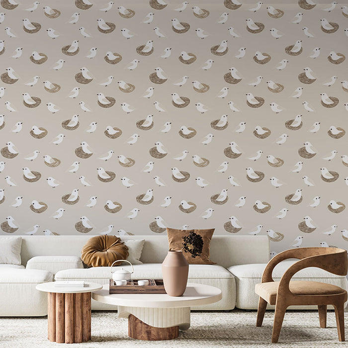 Tapete πουλιά και φωλιές | Γοητευτικά μικρά λευκά πουλιά σε μπεζ φόντο με στιλιζαρισμένες φωλιές