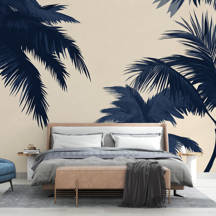 Papel pintado palmeras beige | Un patrón tropical con hojas oscuras sobre un fondo suave