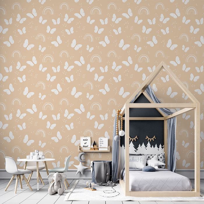 Tapete με πεταλούδες και ουράνια τόξα | Παιχνιδιάρικο σχέδιο με λευκές πεταλούδες σε μπεζ φόντο