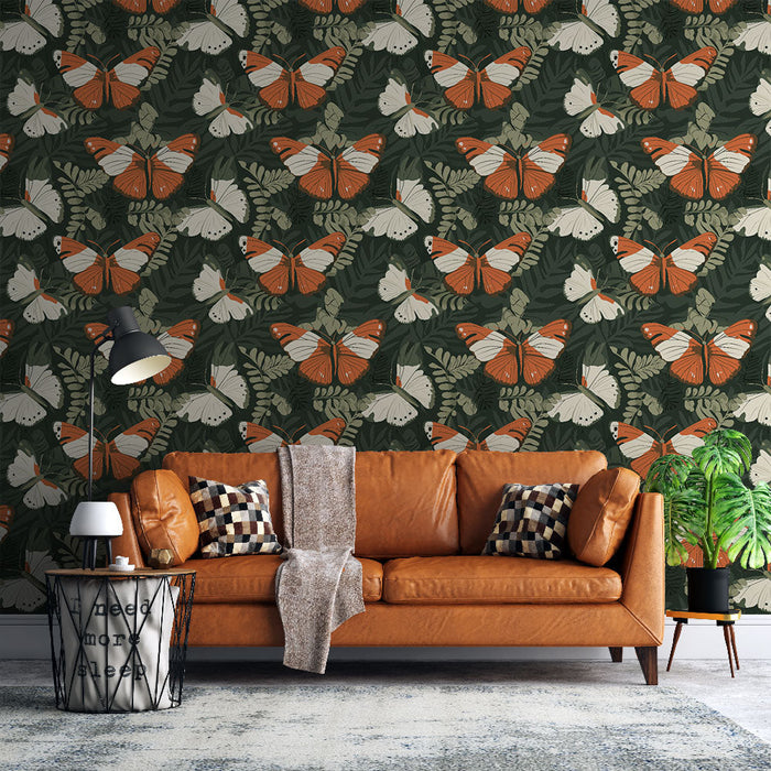 Ταπετσαρία τοίχου με φωτογραφία πεταλούδων | Πορτοκαλί και λευκό μοτίβο πεταλούδας σε πράσινο φόντο με φύλλα