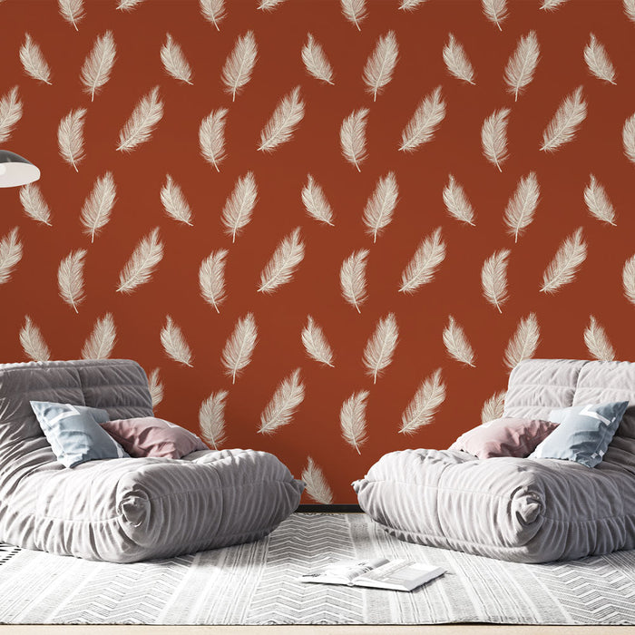 Tapete weiße Federn | Wiederholendes Muster von Federn auf terrakotta-rotem Hintergrund