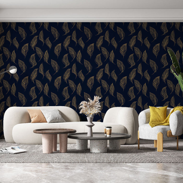 Papel pintado plumas doradas | Patrón de plumas sobre fondo azul profundo
