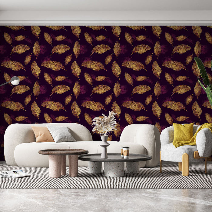 Tapetti kultaisilla höyhenillä | Elegantit höyhenkuviot syvän violetilla taustalla