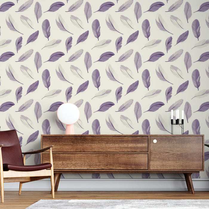 Tapetti feathers | Violetit ja kermaiset höyhenkuviot vaalealla taustalla