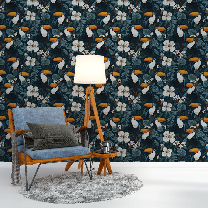 Carta da parati toucan | Motivo di tucani circondati da fiori bianchi e foglie tropicali