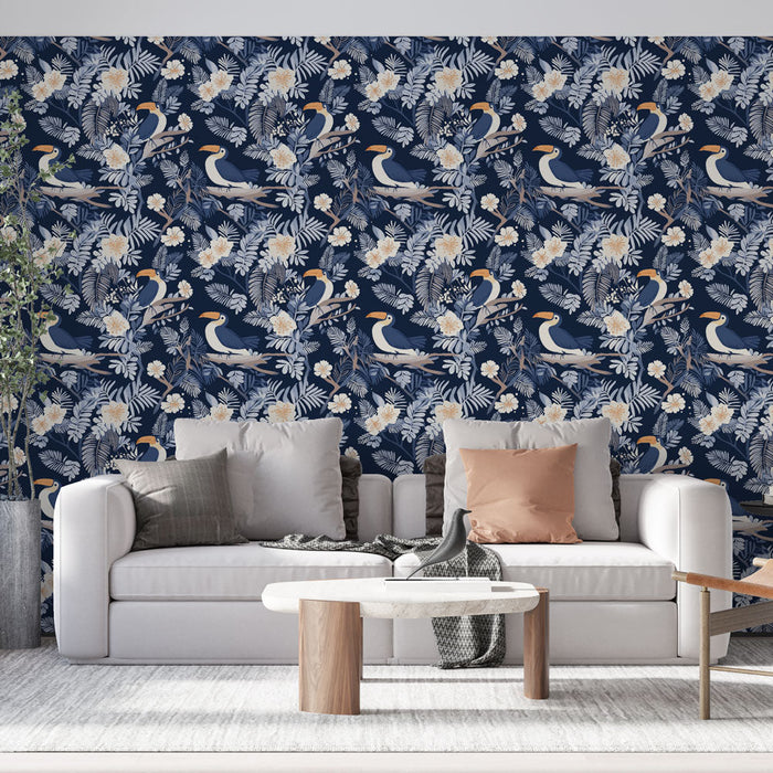Tapete тропически | Мотив на тукан, заобиколен от цветя и листа на тъмносин фон